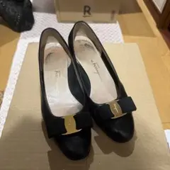 Ferragamo ブラックレザーハイヒール