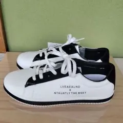 オシャレなスニーカーLVEAEALND X NTAUATLY THE BSETのサムネイル