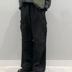 黒のカーゴパンツ ゴムウエスト