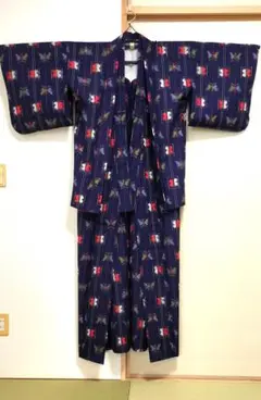 和柄の着物アンサンブル　紺地に白色ストライプと赤、白、黄色の蝶の柄