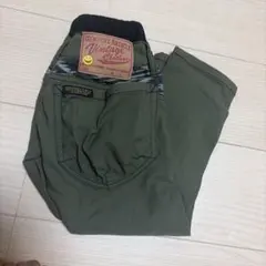 カーキパンツ