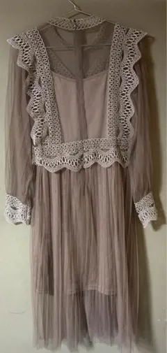 ベージュのレース装飾チュールワンピース