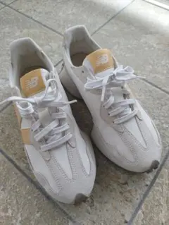 New Balance 327 24.5cm ホワイト/イエロー（オレンジ）