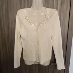 ウィルセレクション　アイボリー 刺繍入りリブカーディガンM