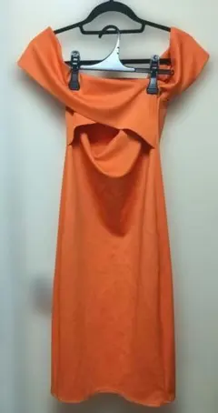 オフショルダーオレンジドレス 膝丈バックスリット