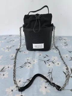 メゾンマルジラブラックナンバータグシボ革バケットバッグファッショントレンド