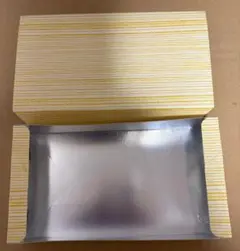 イエローとシルバーのストライプ収納ボックス