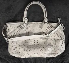 美品 COACH 2way ハンドバッグ ホワイト 花柄パンチング - メルカリ