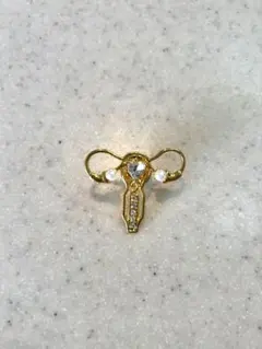 金色のクリスタル装飾ブローチ　子宮