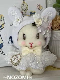 羊毛フェルト☆ストラップ付き縫いぐるみʕ•ᴥ•ʔ フラワーうさぎ♡シロ