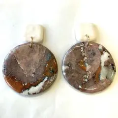 6274 ホワイトカボションとピンクとホワイト、ブルーマーブルチャームのピアス