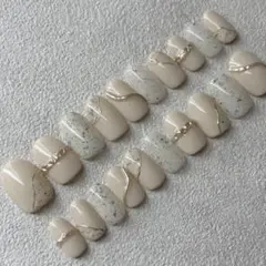 上品　アイボリー　ニュアンスネイル　ゴールドライン　大人可愛い　大人ネイル