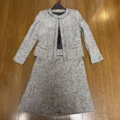 セレモニースーツ　グレー系 ノーカラーツイードスーツ　COMME CA ISM