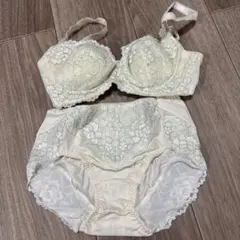 未使用品　花柄レースオフホワイト×グリーンブラジャーセットアップ　C65M