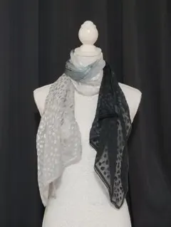 イヴ・サンローラン  豹柄  ストール / ショール 1点 SAINT LAURENT - イヴ・サンローラン 豹柄 ストール / ショール 1点の