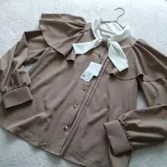 As know As plus アズノウアズ フリル付き ブラウンシャツ