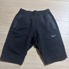 Nike ブラックショートパンツ ジッパーポケット付き