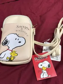 新品✨スヌーピーのスマホショルダーバッグ/クリーム色