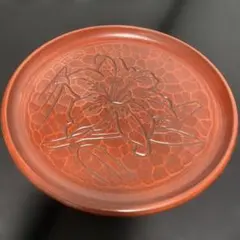 赤い漆器の花彫刻盆裏記名あり