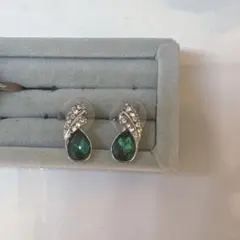 エメラルド色 ピアス