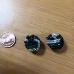 緑と黒のビーズ 丸型イヤリング