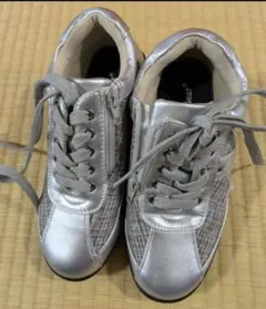 シルバー スニーカー