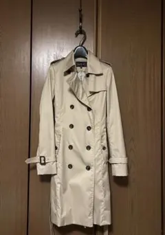 ベージュ ダブルブレスト トレンチコート