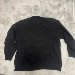 黒のVネックニットセーター