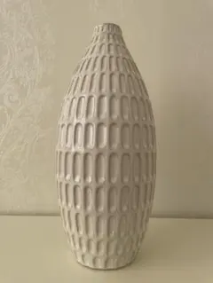 ホワイト陶器製細長い花瓶