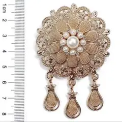 エレガントな花形ブローチ　 揺れるチャーム 和装 フォーマル 卒業式 入学式