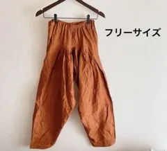 オレンジ プリーツ入りガウチョパンツ　フリーサイズユッタリサイズ