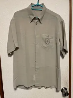 ベージュ 半袖シャツ ポケット付き