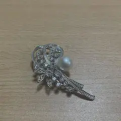 エレガントな花モチーフブローチ