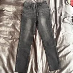グレー スキニーデニムパンツ