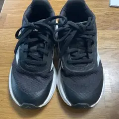1度外で使用のみ adidas キッズ スニーカー ブラック　18cm