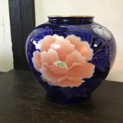 美品　陶器　深川製磁　牡丹　金彩　藍　牡丹の絵柄が迫力あり美しい　フラワーベース