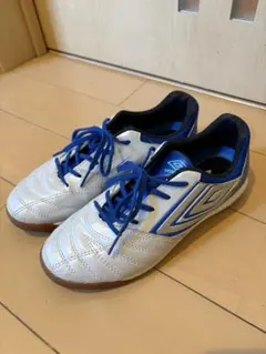 Umbro フットサルシューズ シルバー/ブルー　22cm
