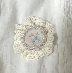 ハンドメイドビーズ刺繍 お花のブローチ