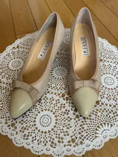 ピッティベージュリボン付きパンプス