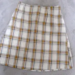 アイボリーとブラウンのチェック柄タイトスカート