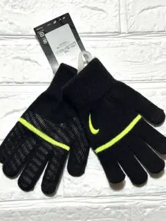 新品未使用ナイキ子供用手袋ブラックイエローNIKEフリーサイズすべり止め付黒黄色