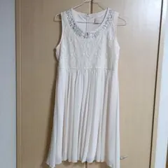 胸元ビジュー付きノースリーブチュニック
