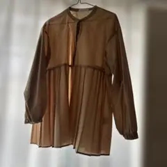 ベージュ プリーツデザイン 長袖シャツ