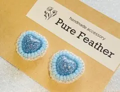 ハンドメイドビーズ刺繍ピアス／イヤリングNo.133水色ハートクリスマス