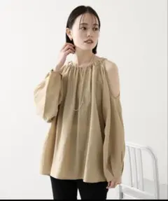 mystiベージュ 肩開きブラウス