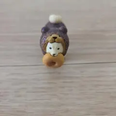 クマの着ぐるみを着た犬のフィギュア