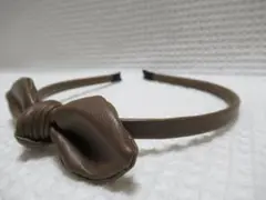 リボン付き合皮の細いカチューシャ　ブラウン系