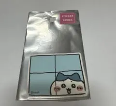 ちいかわ スマホに貼れるサイズのステッカー 窓から覗くハチワレ