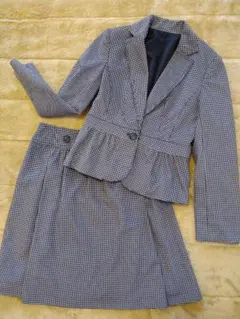 チェック柄ジャケットとスカートのセット