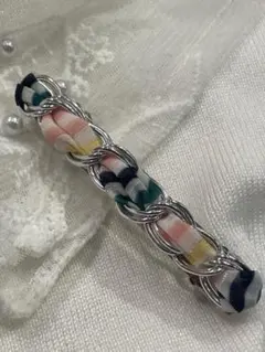 カラフルな編み込みヘアクリップ